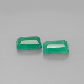 カラットの天然グリーンエメラルド（5.9×4 mm・エメラルドカット）