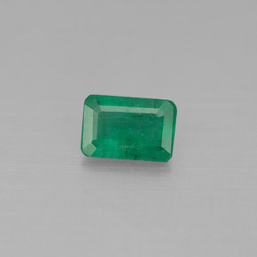 0.45カラットの天然グリーンエメラルド（6×4.1 mm・エメラルドカット）
