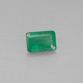 0.45カラットの天然グリーンエメラルド（6×4.1 mm・エメラルドカット）