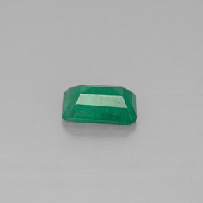 0.45カラットの天然グリーンエメラルド（6×4.1 mm・エメラルドカット）
