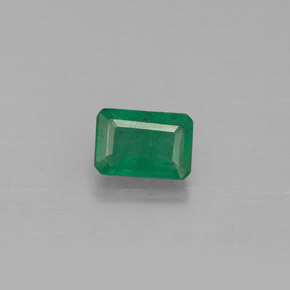 0.63カラットの天然グリーンエメラルド（6×4.1 mm・エメラルドカット）