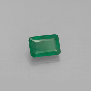 0.63カラットの天然グリーンエメラルド（6×4.1 mm・エメラルドカット）