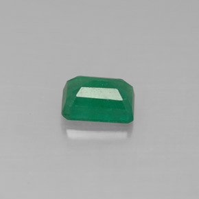 0.63カラットの天然グリーンエメラルド（6×4.1 mm・エメラルドカット）