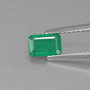 0.57カラットの天然グリーンエメラルド（6.1×4.2 mm・エメラルドカット）