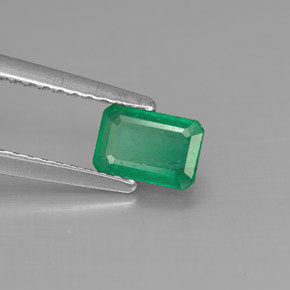 0.57カラットの天然グリーンエメラルド（6.1×4.2 mm・エメラルドカット）
