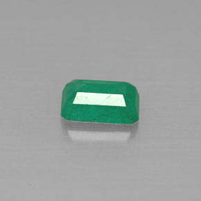 0.57カラットの天然グリーンエメラルド（6.1×4.2 mm・エメラルドカット）