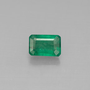 0.67カラットの天然グリーンエメラルド（6.1×4.1 mm・エメラルドカット）