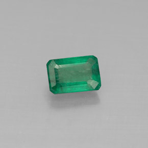 0.67カラットの天然グリーンエメラルド（6.1×4.1 mm・エメラルドカット）