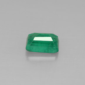 0.67カラットの天然グリーンエメラルド（6.1×4.1 mm・エメラルドカット）