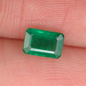 0.68カラットの天然グリーンエメラルド（6×4.1 mm・エメラルドカット）