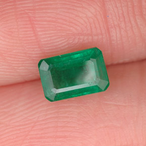 0.68カラットの天然グリーンエメラルド（6×4.1 mm・エメラルドカット）