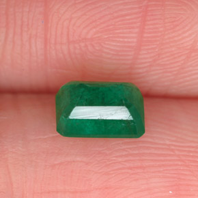 0.68カラットの天然グリーンエメラルド（6×4.1 mm・エメラルドカット）