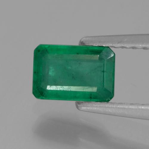 0.57カラットの天然ウォームグリーンエメラルド（6.1×4.1 mm・エメラルドカット）