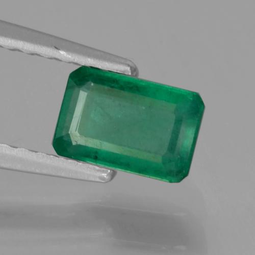 0.57カラットの天然ウォームグリーンエメラルド（6.1×4.1 mm・エメラルドカット）
