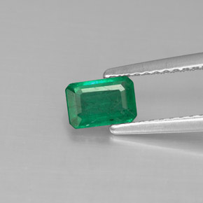 0.50カラットの天然グリーンエメラルド（5.9×4.1 mm・エメラルドカット）