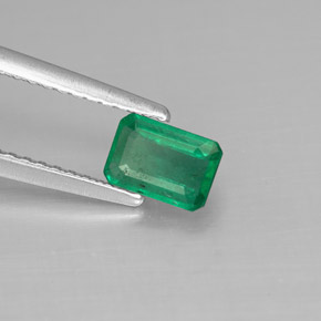 0.50カラットの天然グリーンエメラルド（5.9×4.1 mm・エメラルドカット）