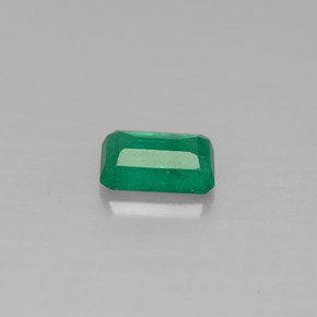 0.50カラットの天然グリーンエメラルド（5.9×4.1 mm・エメラルドカット）