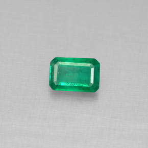 0.54カラットの天然グリーンエメラルド（6.1×4.1 mm・エメラルドカット）
