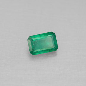 0.54カラットの天然グリーンエメラルド（6.1×4.1 mm・エメラルドカット）
