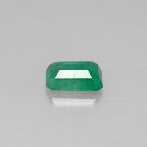 0.54カラットの天然グリーンエメラルド（6.1×4.1 mm・エメラルドカット）
