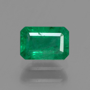 0.60カラットの天然グリーンエメラルド（6×4.1 mm・エメラルドカット）