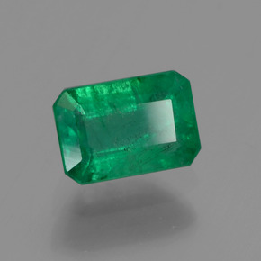 0.60カラットの天然グリーンエメラルド（6×4.1 mm・エメラルドカット）