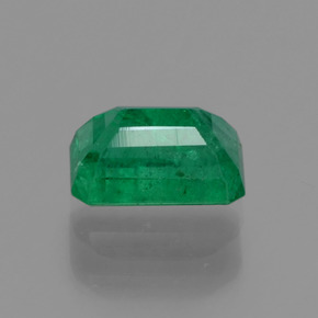 0.60カラットの天然グリーンエメラルド（6×4.1 mm・エメラルドカット）