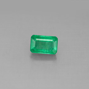 0.65カラットの天然グリーンエメラルド（6.1×4.1 mm・エメラルドカット）