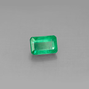 0.65カラットの天然グリーンエメラルド（6.1×4.1 mm・エメラルドカット）