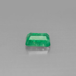 0.65カラットの天然グリーンエメラルド（6.1×4.1 mm・エメラルドカット）