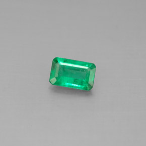 0.41カラットの天然グリーンエメラルド（5.9×3.8 mm・エメラルドカット）