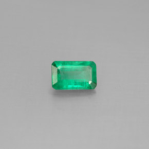 0.41カラットの天然グリーンエメラルド（5.9×3.8 mm・エメラルドカット）