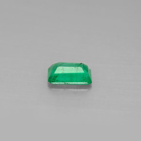 0.41カラットの天然グリーンエメラルド（5.9×3.8 mm・エメラルドカット）
