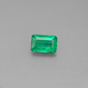 0.44カラットの天然グリーンエメラルド（5.9×4 mm・エメラルドカット）