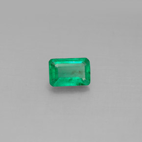 0.44カラットの天然グリーンエメラルド（5.9×4 mm・エメラルドカット）