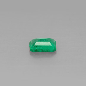 0.44カラットの天然グリーンエメラルド（5.9×4 mm・エメラルドカット）