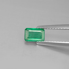 0.46カラットの天然グリーンエメラルド（5.9×4 mm・エメラルドカット）