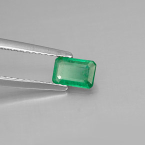 0.46カラットの天然グリーンエメラルド（5.9×4 mm・エメラルドカット）