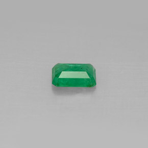 0.46カラットの天然グリーンエメラルド（5.9×4 mm・エメラルドカット）