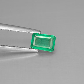 0.44カラットの天然グリーンエメラルド（5.7×4 mm・エメラルドカット）