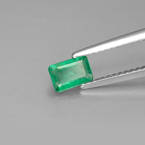 0.44カラットの天然グリーンエメラルド（5.7×4 mm・エメラルドカット）