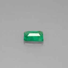 0.44カラットの天然グリーンエメラルド（5.7×4 mm・エメラルドカット）