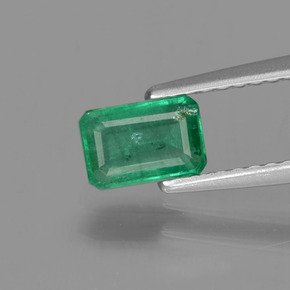 0.53カラットの天然グリーンエメラルド（6.1×4.1 mm・エメラルドカット）