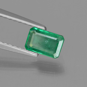 0.53カラットの天然グリーンエメラルド（6.1×4.1 mm・エメラルドカット）