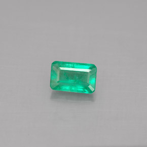 0.51カラットの天然グリーンエメラルド（6×3.9 mm・エメラルドカット）