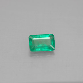 0.51カラットの天然グリーンエメラルド（6×3.9 mm・エメラルドカット）