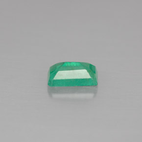 0.51カラットの天然グリーンエメラルド（6×3.9 mm・エメラルドカット）