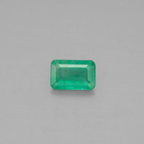 0.47カラットの天然グリーンエメラルド（6.1×4 mm・エメラルドカット）