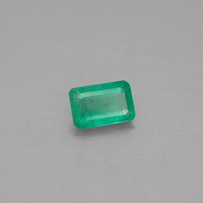 0.47カラットの天然グリーンエメラルド（6.1×4 mm・エメラルドカット）