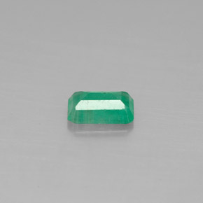 0.47カラットの天然グリーンエメラルド（6.1×4 mm・エメラルドカット）